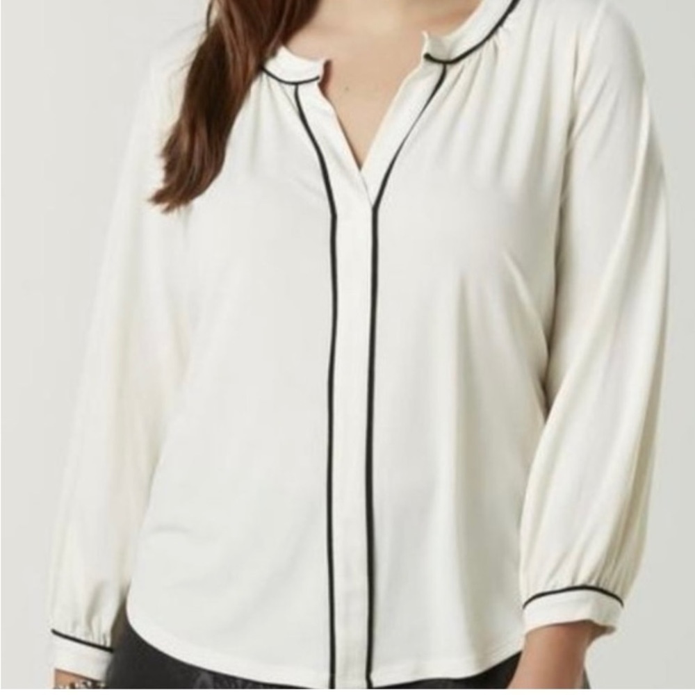Simply Emma Ivory Blouse with black outline 3X